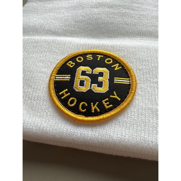 Beechfield Boston Hockey 63 Circle Patch Beanie Hat Unisex OS White Knit College - Picture 3 of 6
